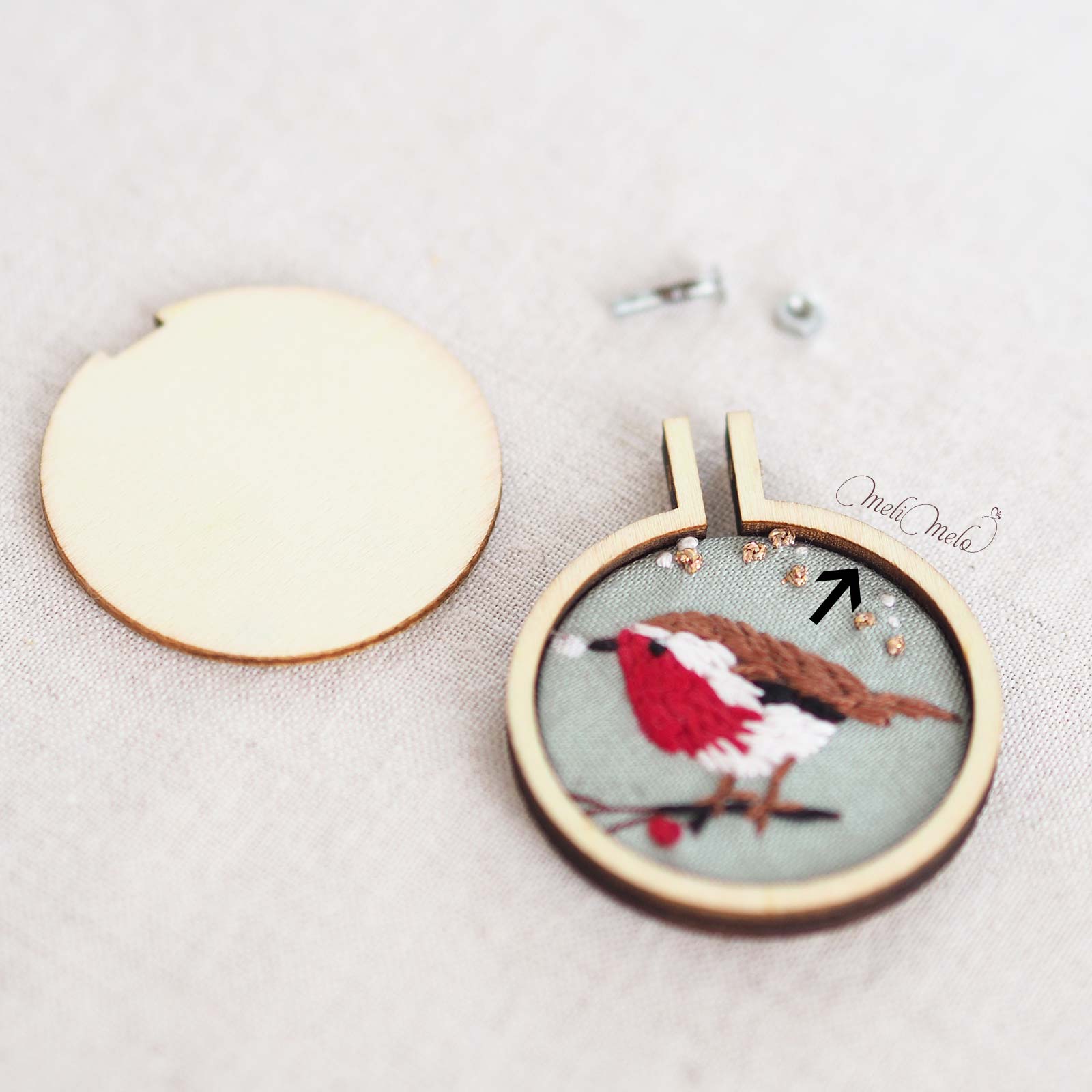 broderie-mini-rouge-gorge-cadre-bois-calendrier-avent-2023-laboutiquedemelimelo