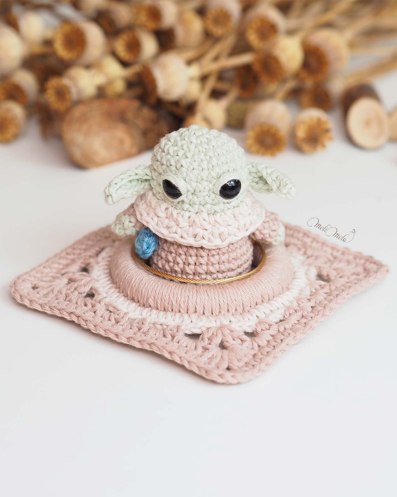 amigurumi-grogu-macarone-crochet-bo-granny-porte-objet-laboutiquedemelimelo