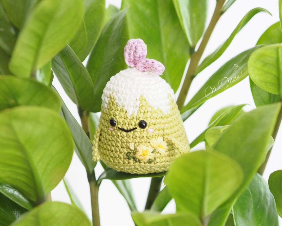 amigurumi-jouet-montagne-crochet-broderie-fleurs-bouton-or-catona-scheepjes-laboutiquedemelimelo