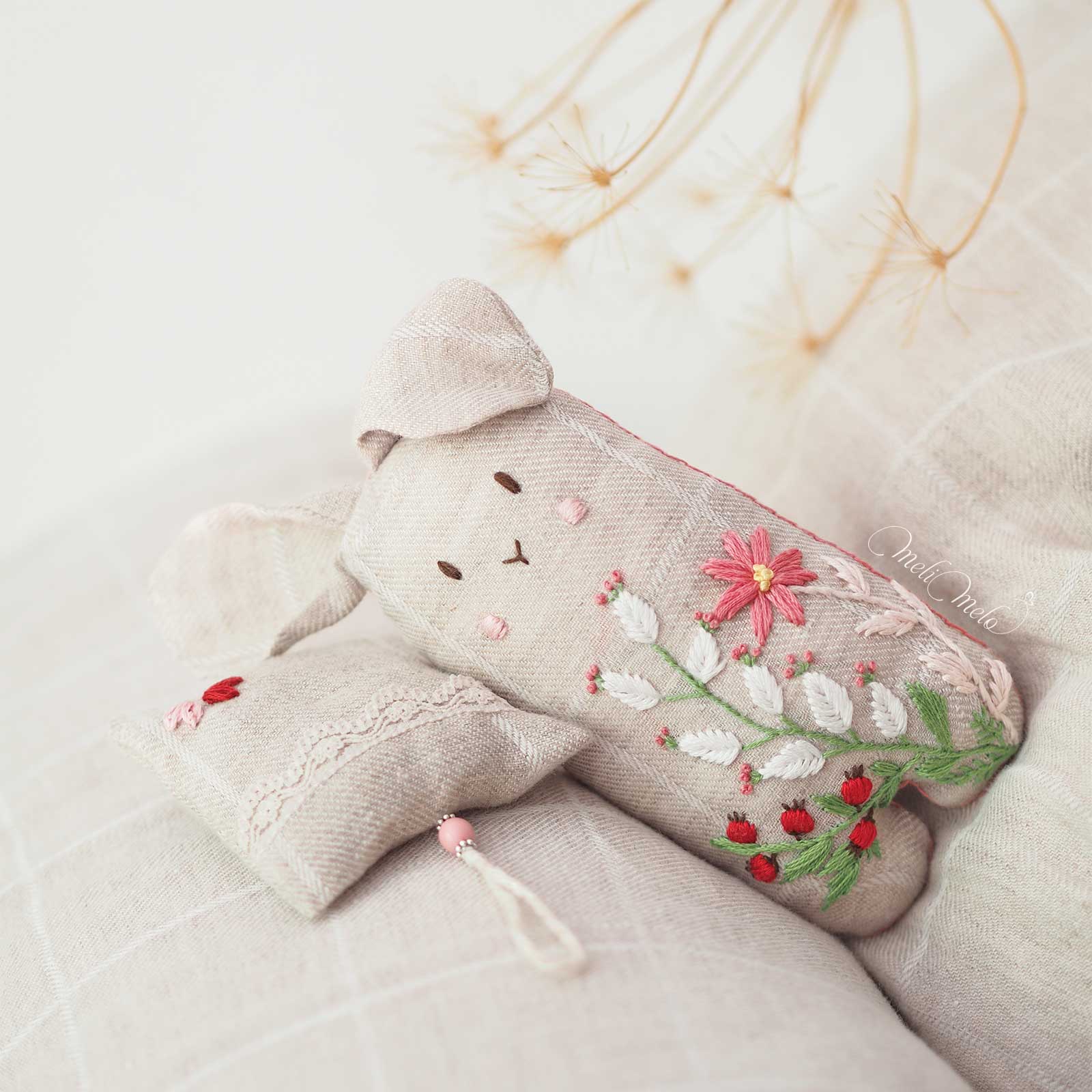 baies-rouges-doudou-lapin-broderie-sur-lin-bio-laboutiquedemelimelo