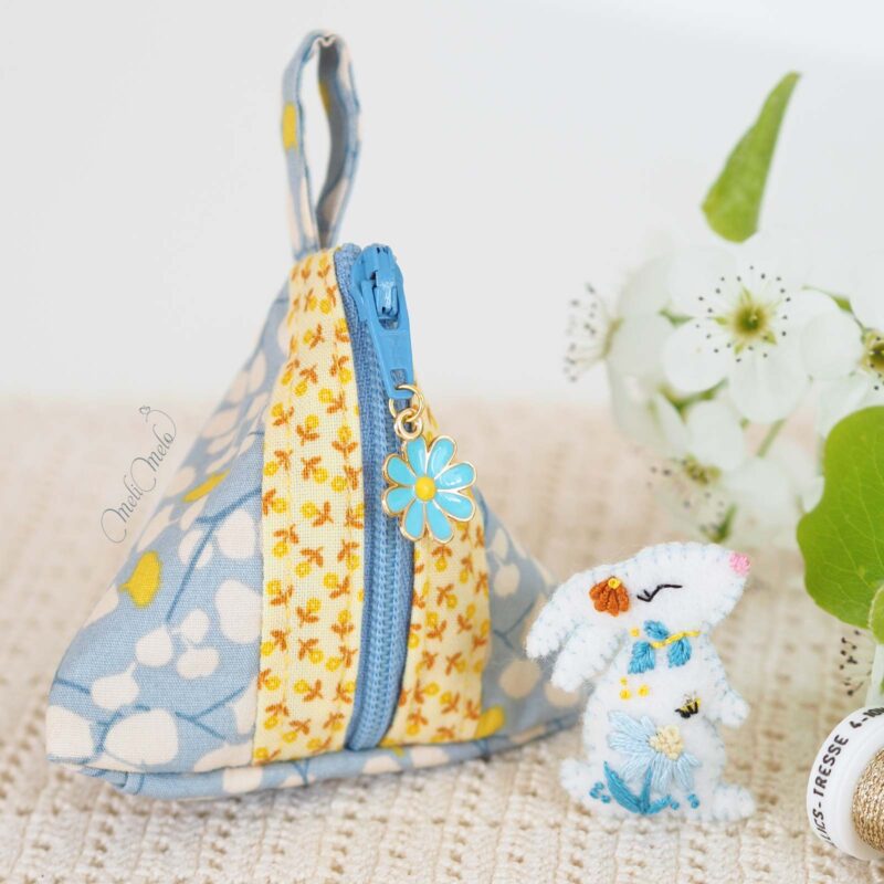 berlingot-fleur-printemps-lapin-grigri-paquerette-bleu-ciel-fait-main-laboutiquedemelimelo