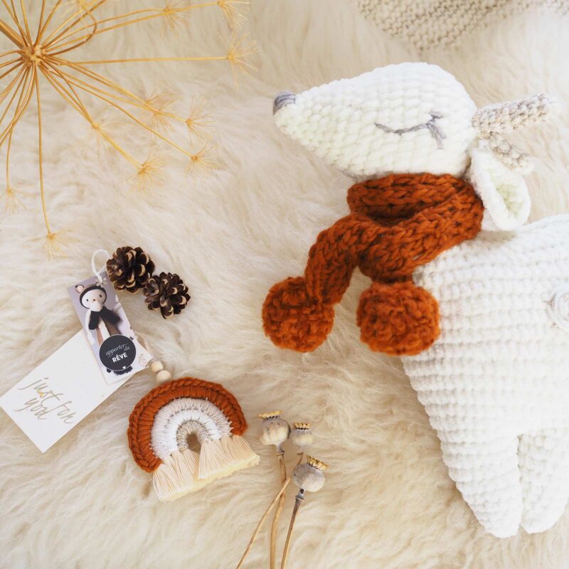 biche-doudou-echarpe-arc-en-ciel-crochet-amigurumi-laboutiquedemelimelo