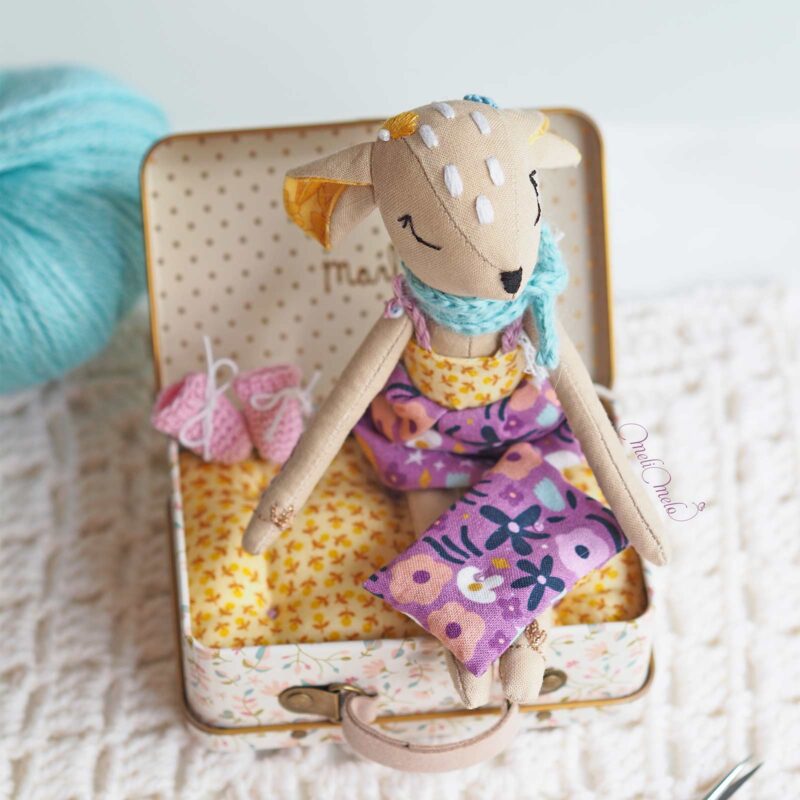biche-poupee-collection-lit-valise-maileg-fleur-mauve-jaune-couture-broderie-laboutiquedemelimelo