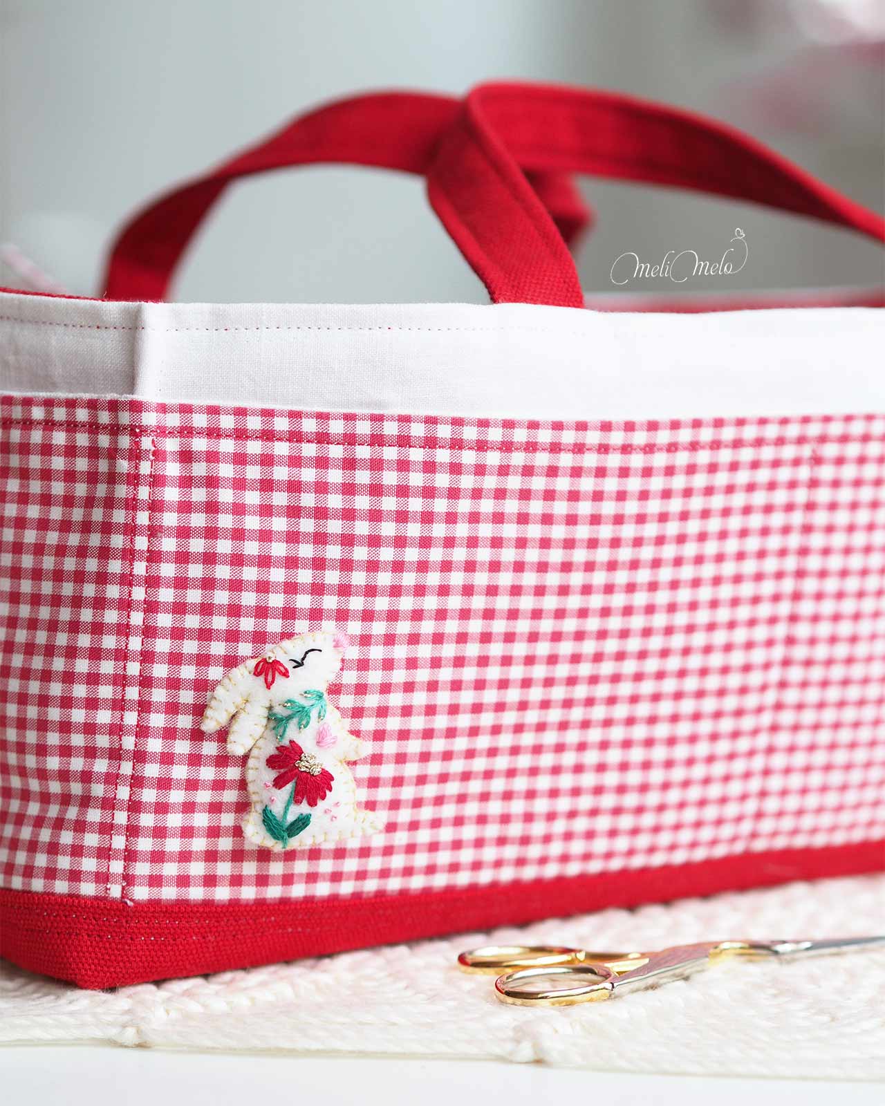 broche-lapin-broderie-fait-main-sur-sac-vichy-rouge-fait-laboutiquedemelimelo