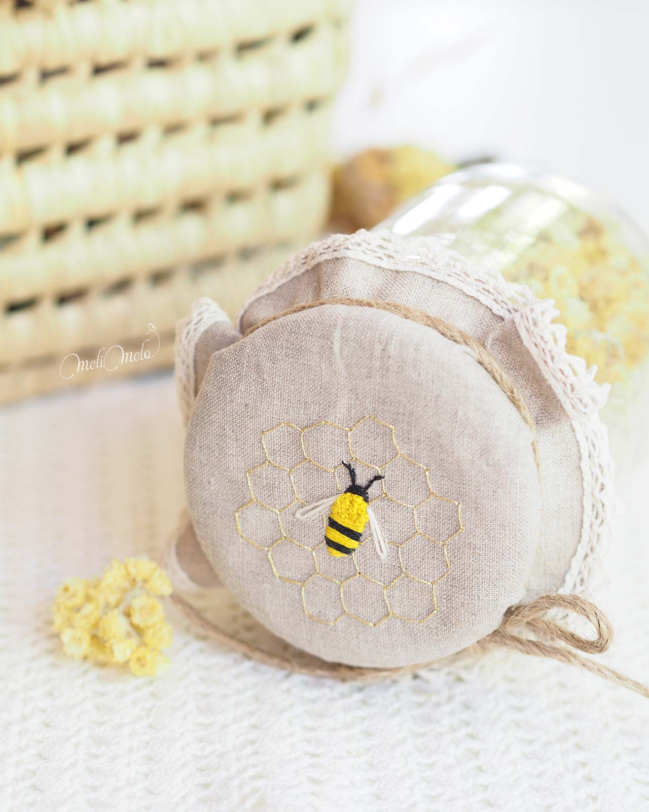 broderie-abeille-miel-lin-cadeau-melanie-swapmailavecmeli-laboutiquedemelimelo