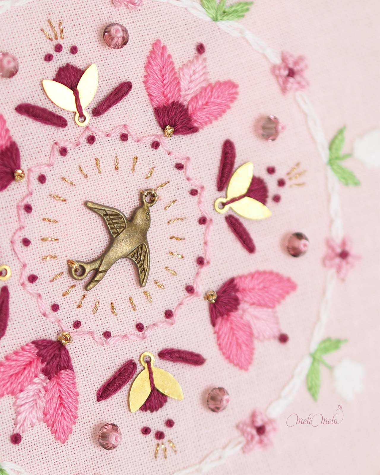 broderie-breloque-hirondelle-fleurs-rose-metallise-tresse-auverasoie-laboutiquedemelimelo