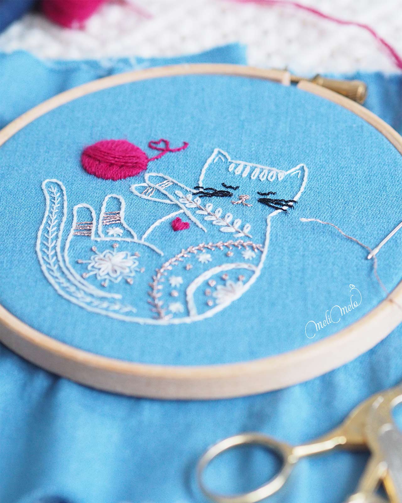broderie-chat-endormi-motife-fleur-branche-tissu-jeans-laboutiquedemelimelo