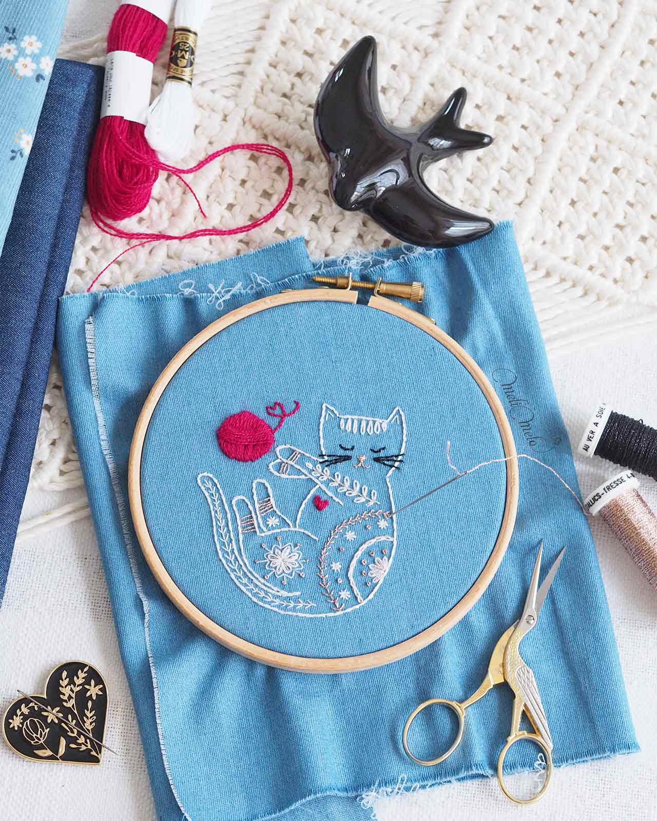 broderie-chat-zen-endormi-pelote-laine-tissu-jeans-laboutiquedemelimelo