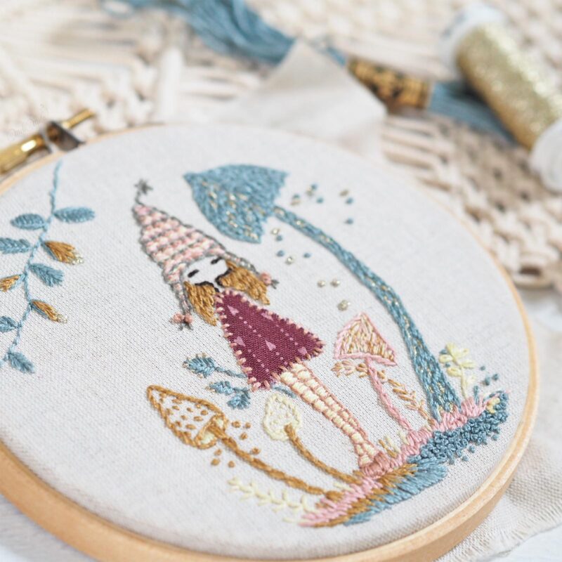 broderie-demoiselle-automne-champignons-magiques-lilipopo-laboutiquedemelimelo