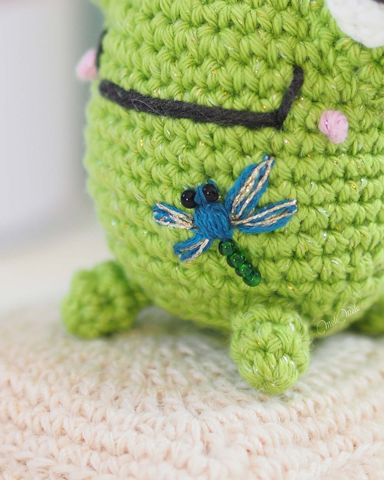 broderie-demoiselle-bleue-sur-mailles-crochet-grenouille-laboutiquedemelimelo