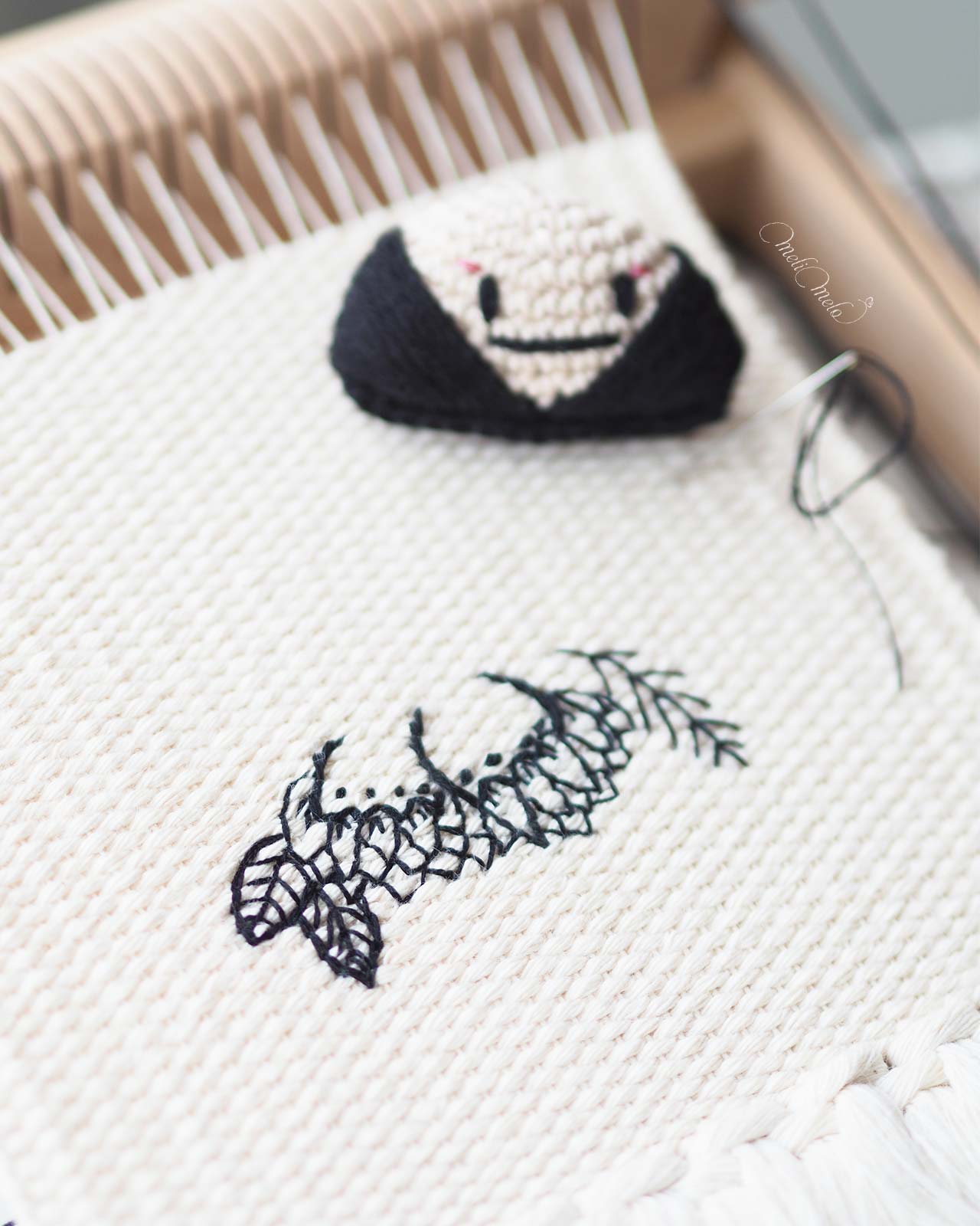 broderie-fleur-feuille-monochrome-noir-sur-trame-tissage-coton-laboutiquedemelimelo