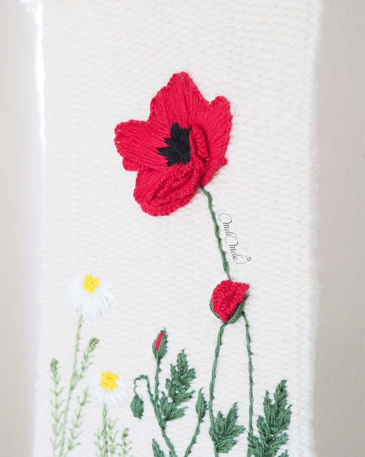 broderie-fleur-marguerite-coquelicot-encours-sur-tissage-laboutiquedemelimelo