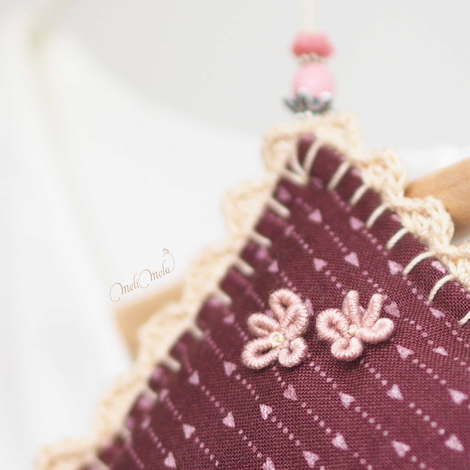 broderie-fleur-rose-pale-coussin-lavande-provence-laboutiquedemelimelo