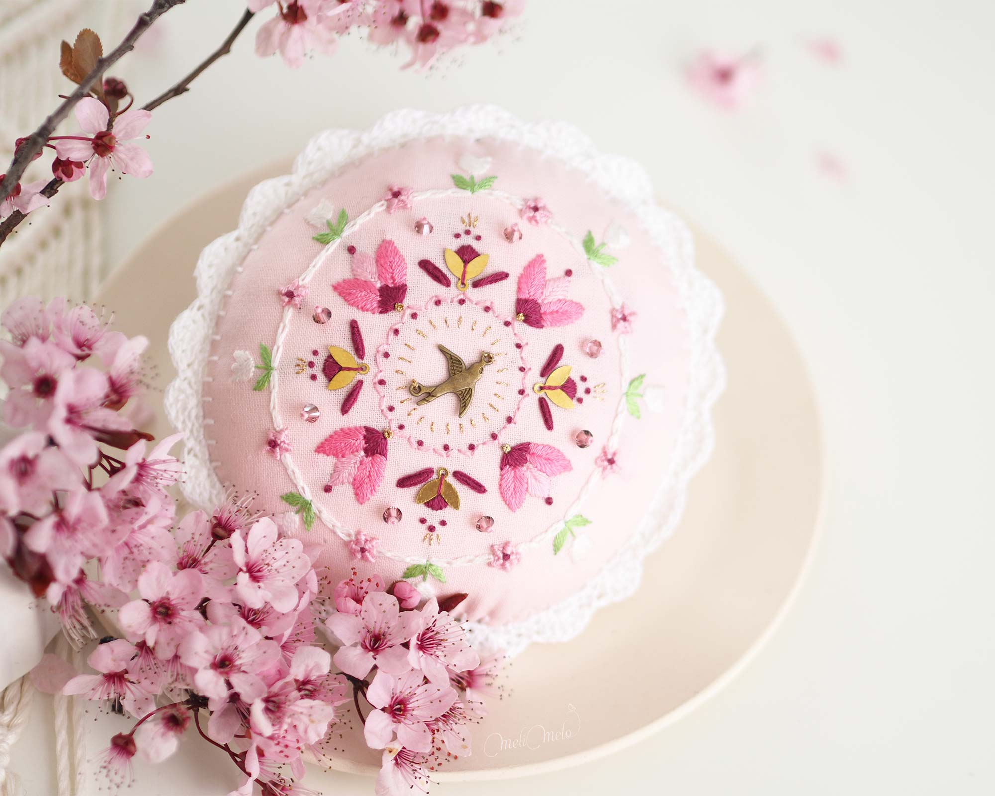 broderie-mandala-fleurs-rose-hirondelle-hiver-printemps-laboutiquedemelimelo