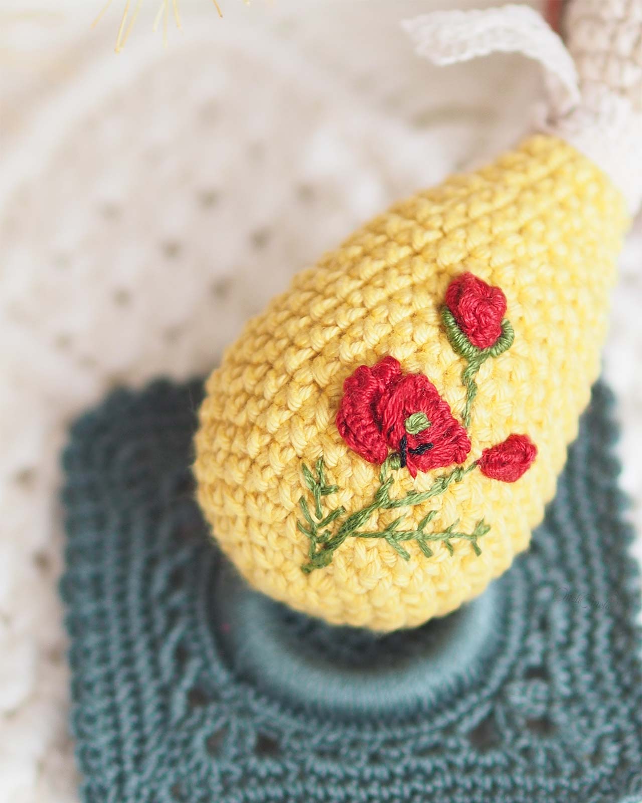broderie-miniature-coquelicots-sur-crochet-poupee-kokeshi-laboutiquedemelimelo