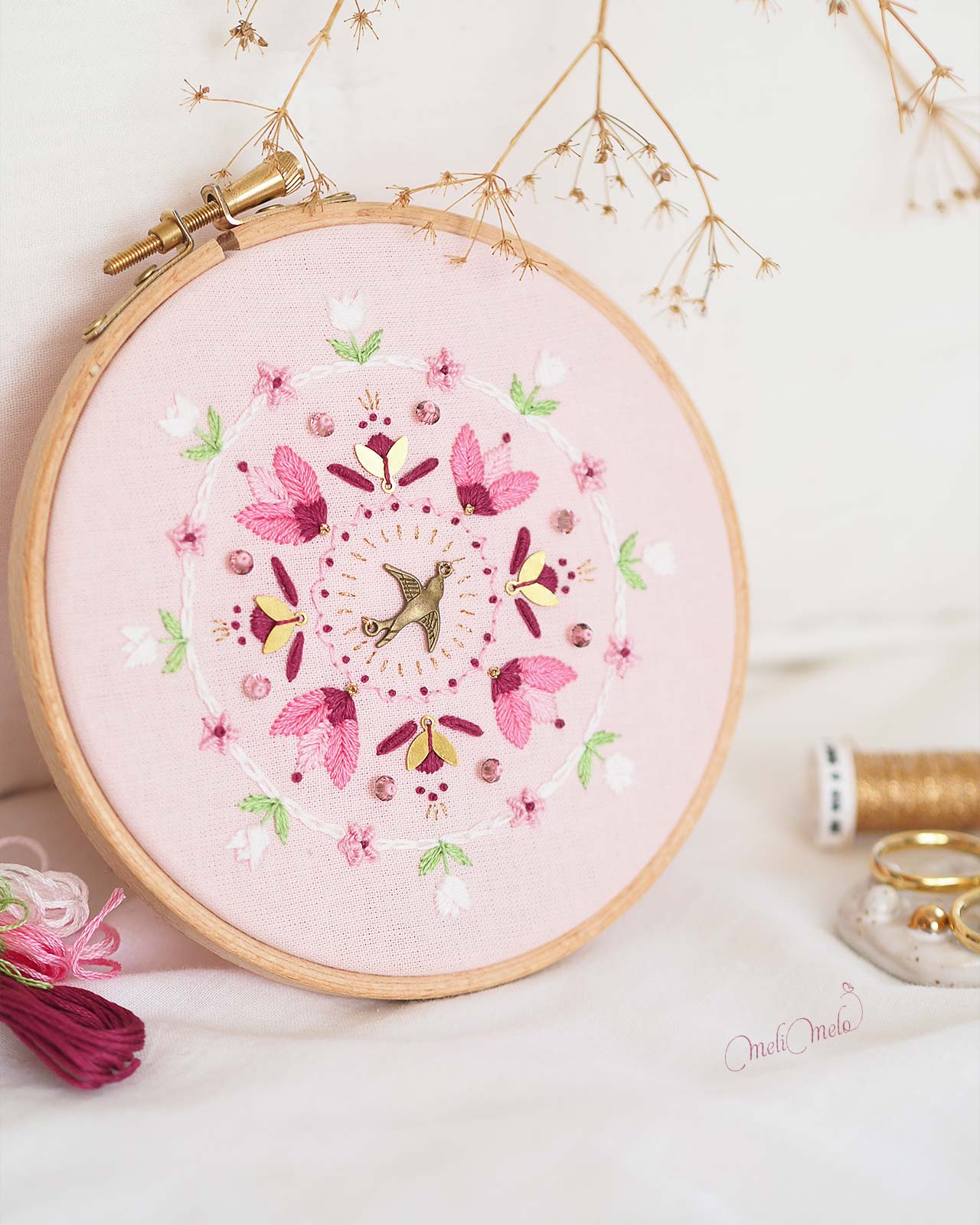broderie-moderne-mandala-floral-hirondelle-tambour-laboutiquedemelimelo