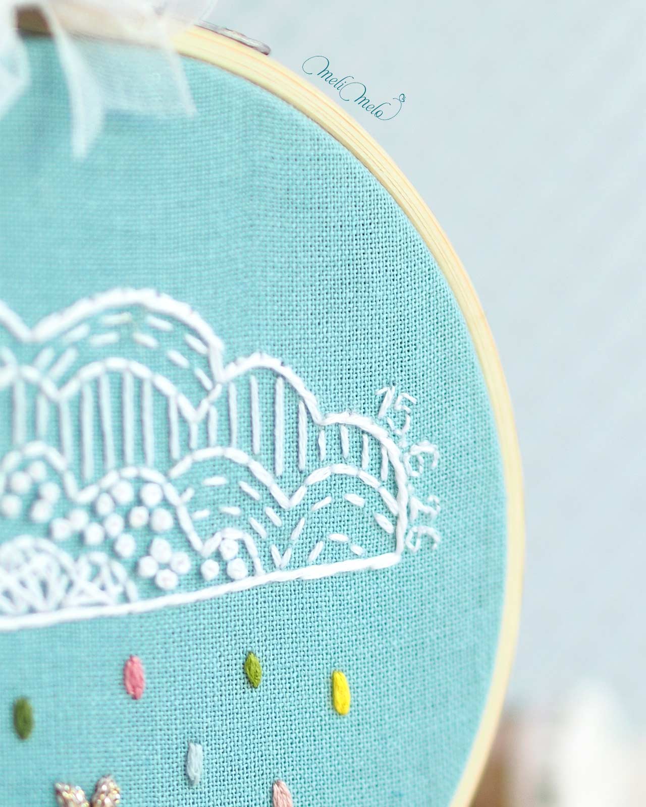 broderie-nuage-pluie-arc-en-ciel-detail-date-naissance-laboutiquedemelimelo.