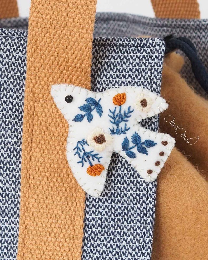 broderie-oiseau-poesie-fleurs-feuille-bleu-laboutiquedemelimelo