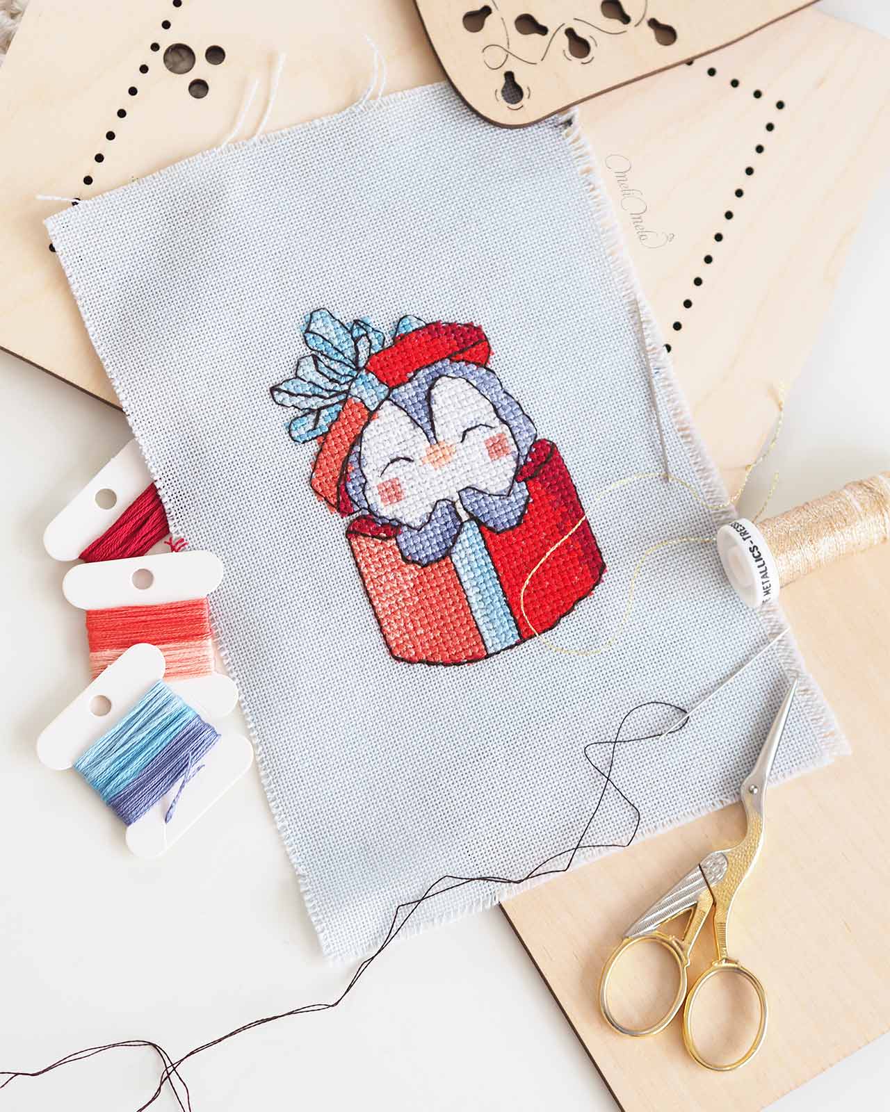 broderie-point-croix-pingouin-boite-cadeau-rouge-encours-mouline-coton-toile-etamine-dmc-laboutiquedemelimelo