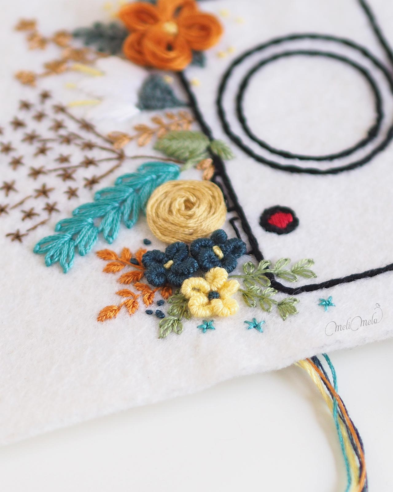 broderie-point-poste-fleur-bleu-jaune-laboutiquedemelimelo