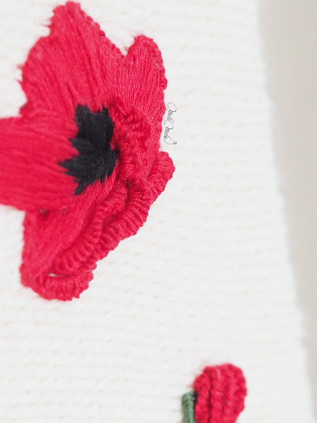 broderie-point-poste-fleur-coquelicot-sur-coton-tissage-encours-laboutiquedemelimelo