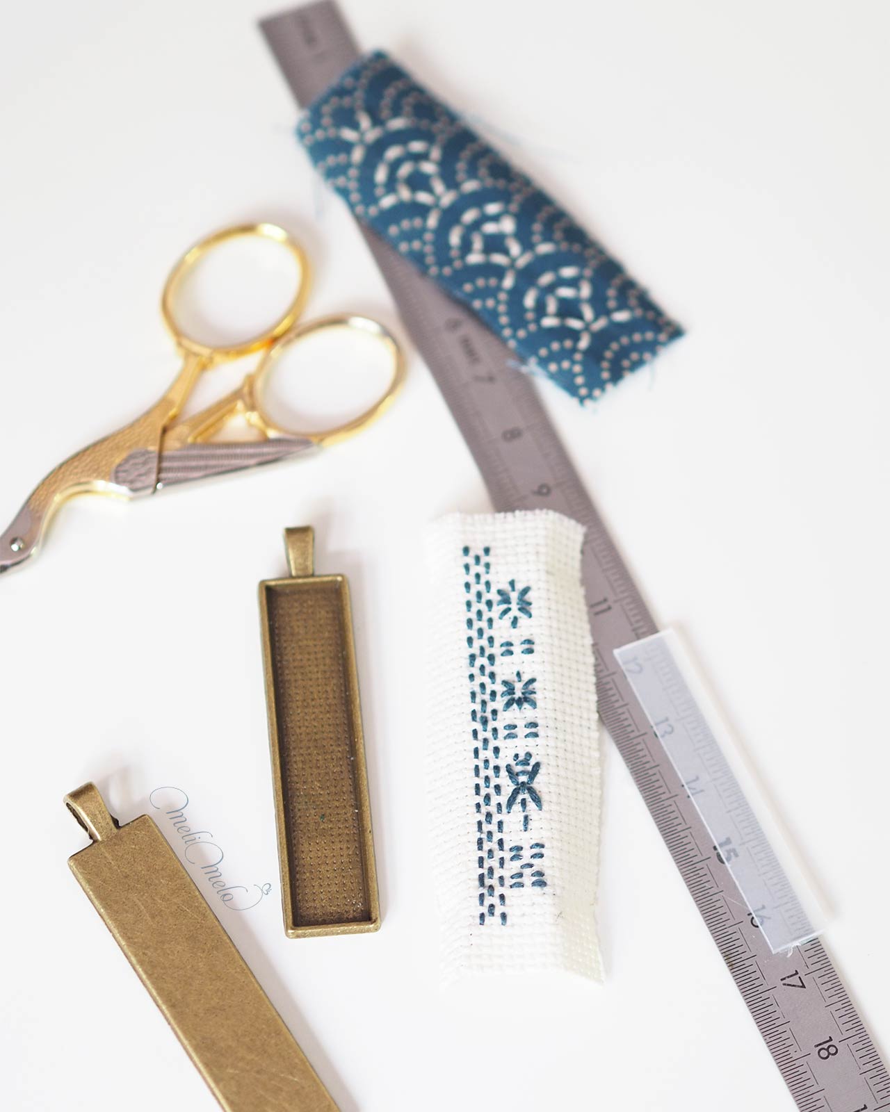 broderie-sashiko-inspiration-libellule-point-lance-medaillon-rectangle-bronze-laboutiquedemelimelo