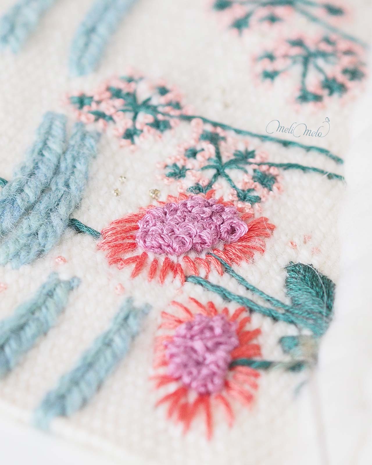 broderie-zakka-fleurs-point-noeud-sur-tissage-laine-mural-laboutiquedemelimelo