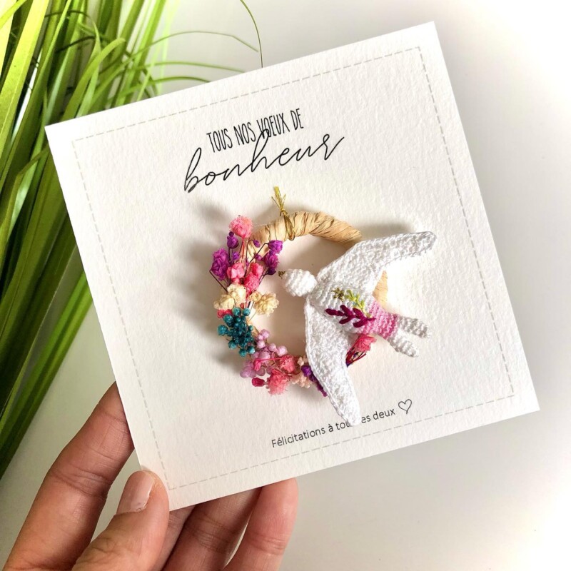 par Lucie <u><a href="https://www.instagram.com/p/Crtj5hvrcxx/" rel="noopener noreferrer" target="_blank">@koumth</a></u> carte-hirondelle-couronne-fleur-crochet-diy-lucie-koumth