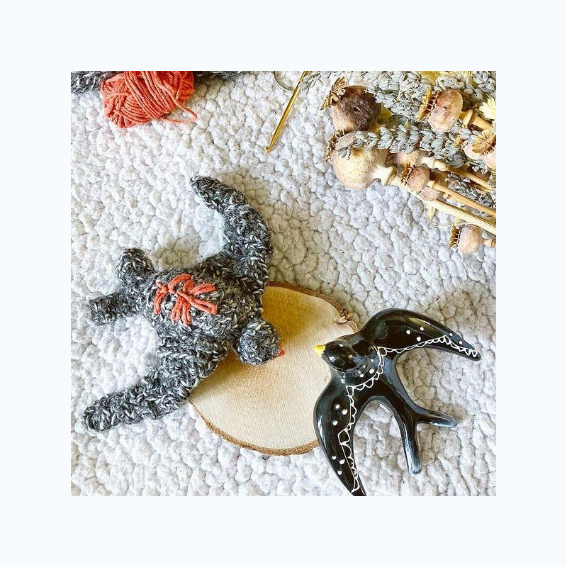 par Delphine @<u><a href="https://www.instagram.com/p/CQArQkPFChWYqCfxsJI3jAwybu8hh60byLn7dg0/" rel="noopener noreferrer" target="_blank">unzestedesamsouki</a></u> crochet-golondrina-amigurumi-unzestedesamsouki-diymelimelo