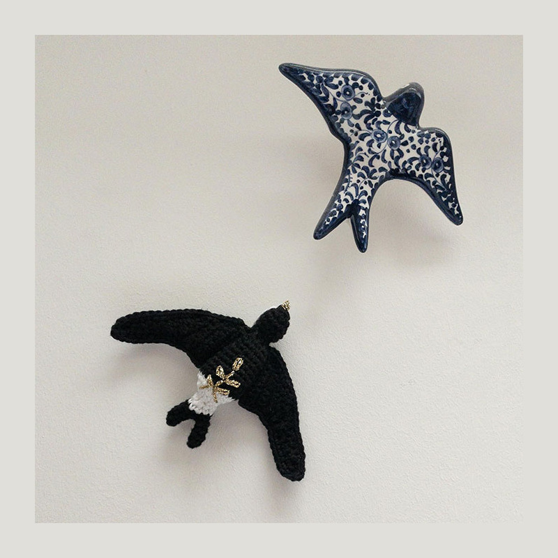 par Camille @<u><a href="https://www.instagram.com/p/C6eIi6itBH-/" rel="noopener noreferrer" target="_blank">les_mailles_de_camille</a></u> crochet-hirondelle-par-les_mailles_de_camille