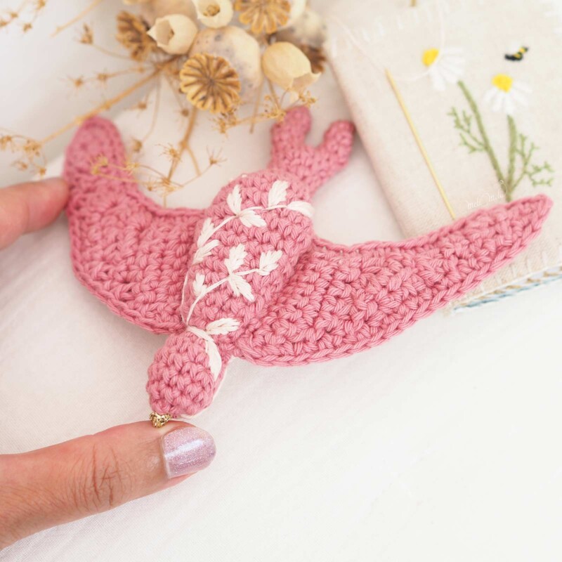 par Méli @laboutiquedemelimelo crochet-hirondelle-rose-broderie-feuilles-deco-murale-laboutiquedemelimelo