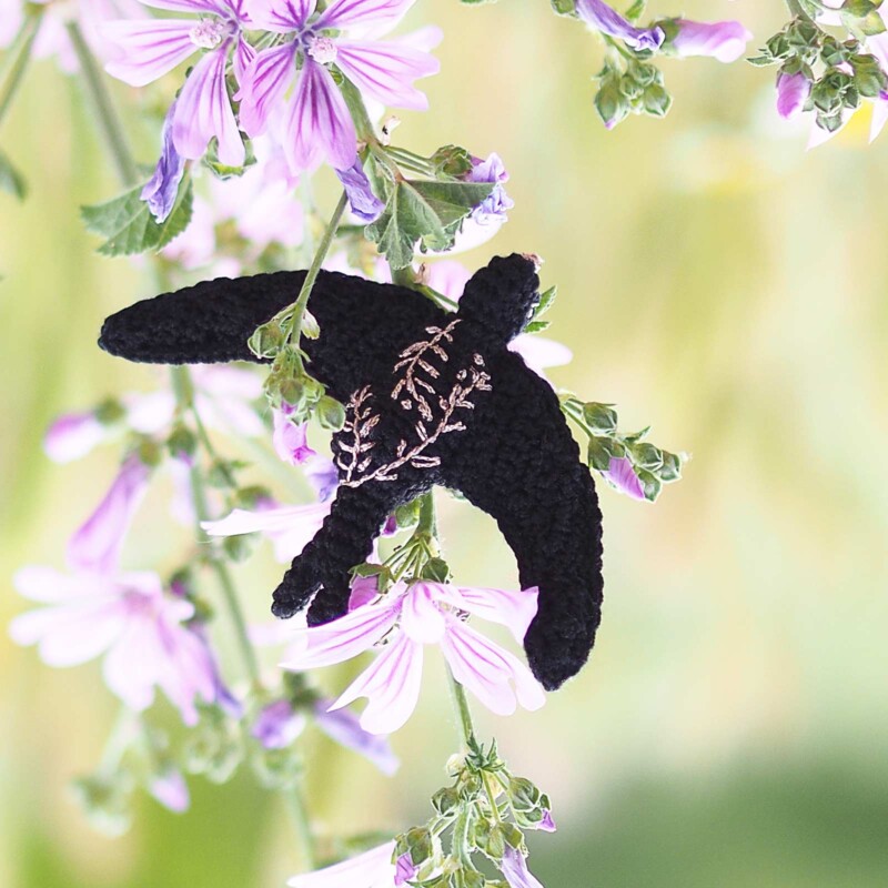 par Méli @laboutiquedemelimelo crochet-mini-hirondelle-broderie-brache-fleur-mauve-laboutiquedemelimelo