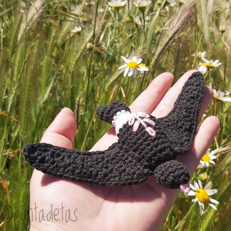 por Mavi @<u><a href="https://www.instagram.com/p/CP5C0gmlEoz/" rel="noopener noreferrer" target="_blank">puntadetas</a></u> golondrina-crochet-avion-comun-puntadetas-diymelimelo
