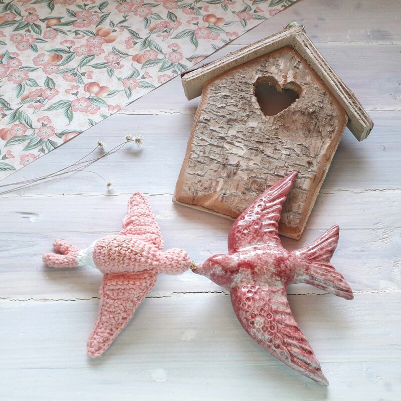 par Brigitte <u><a href="https://www.instagram.com/p/CP30qQJF21o/" rel="noopener noreferrer" target="_blank">@brigittabrou </a></u> hirondelle-crochet-amigurumi-brigittabrou-diymelimelo