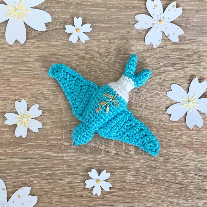 par Florence @<u><a href="https://www.instagram.com/flokawaii974/" rel="noopener noreferrer" target="_blank">flokawaii974</a></u> hirondelle-crochet-amigurumi-flokawaii974-diymelimelo