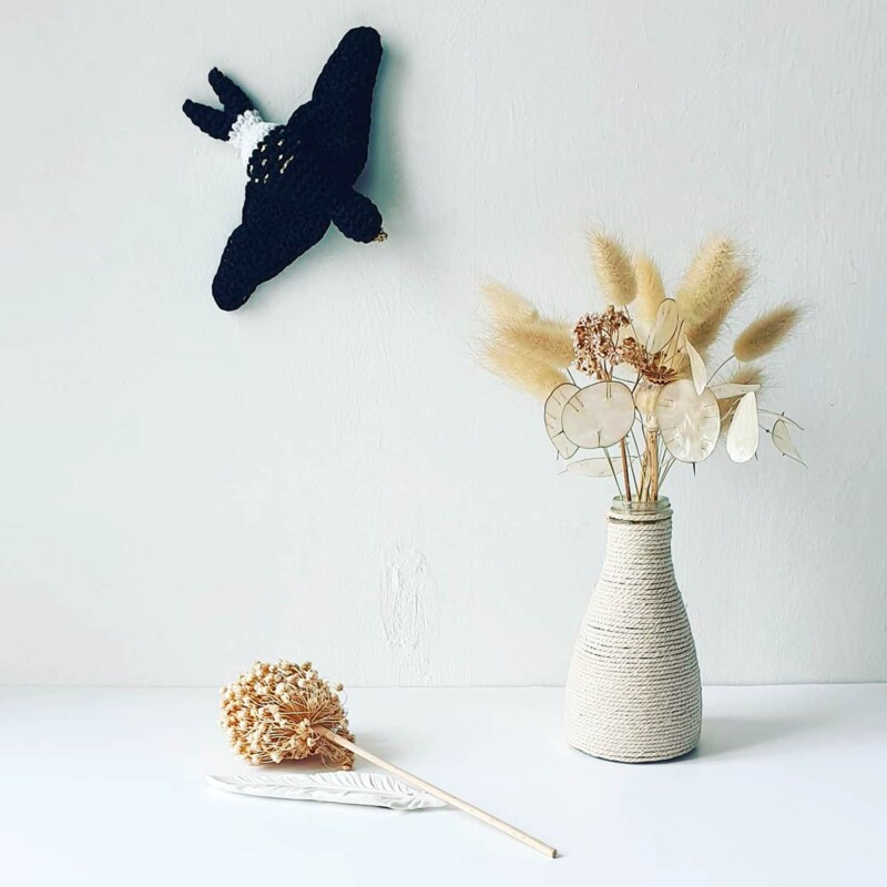 par Karo @<u><a href="https://www.instagram.com/mafabriquebykaro/" rel="noopener noreferrer" target="_blank">mafabriquebykaro</a></u> hirondelle-crochet-amigurumi-mafabriquebykaro-diymelimelo