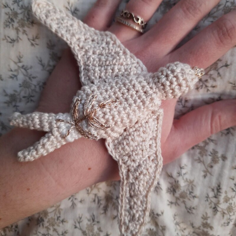 par @<u><a href="https://www.instagram.com/p/Cr1VsGiLV5d/" rel="noopener noreferrer" target="_blank">les.tresors.de.titi</a></u> hirondelle-crochet-diymelimelo-par-lestresorsdetiti