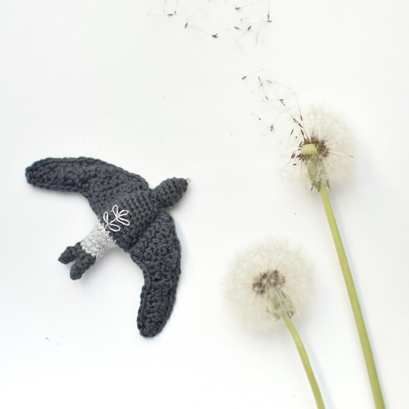 by Justyna @<u><a href="https://www.instagram.com/p/CP7l2WKLaMT/" rel="noopener noreferrer" target="_blank">crochetmess</a></u> swallow-martin-crochet-amigurumi-crochetmess-diymelimelo