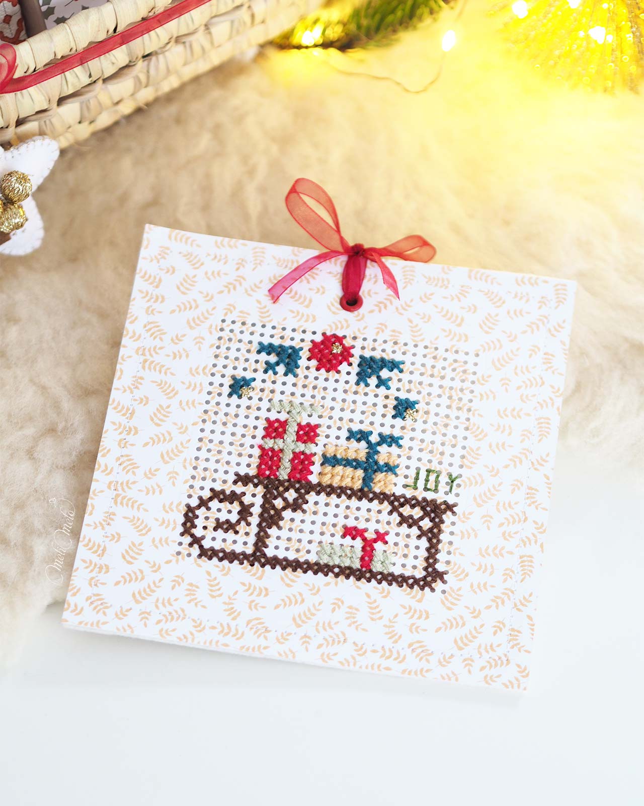 carte-voeu-point-croix-JOY-luge-cadeaux-noel-calendrier-avent-2024-ambiance-foret-laboutiquedemelimelo
