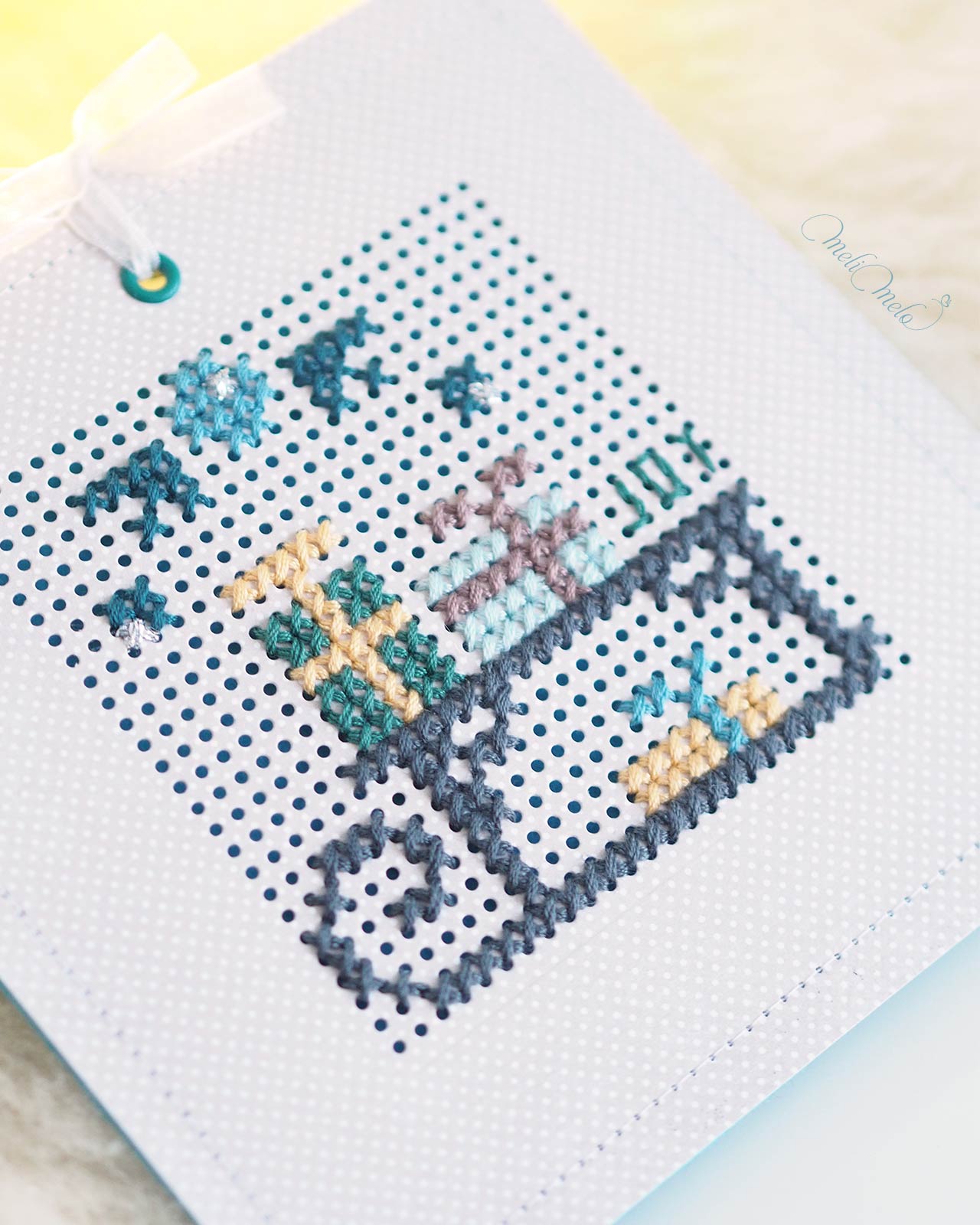 carte-voeu-point-croix-JOY-luge-cadeaux-noel-calendrier-avent-2024-ambiance-hiver-bleu-laboutiquedemelimelo