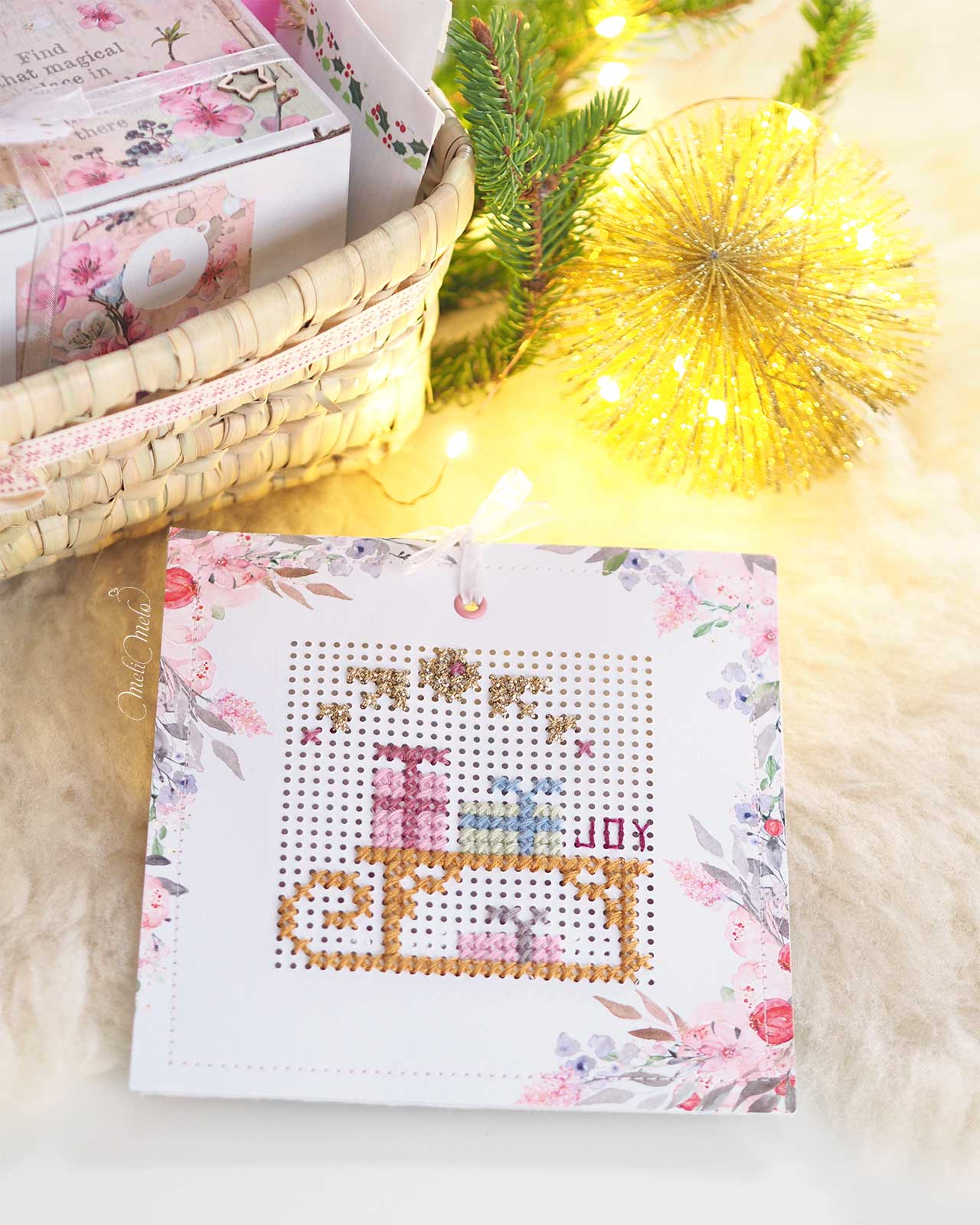 carte-voeu-point-croix-JOY-luge-cadeaux-noel-calendrier-avent-2024-ambiance-rose-laboutiquedemelimelo