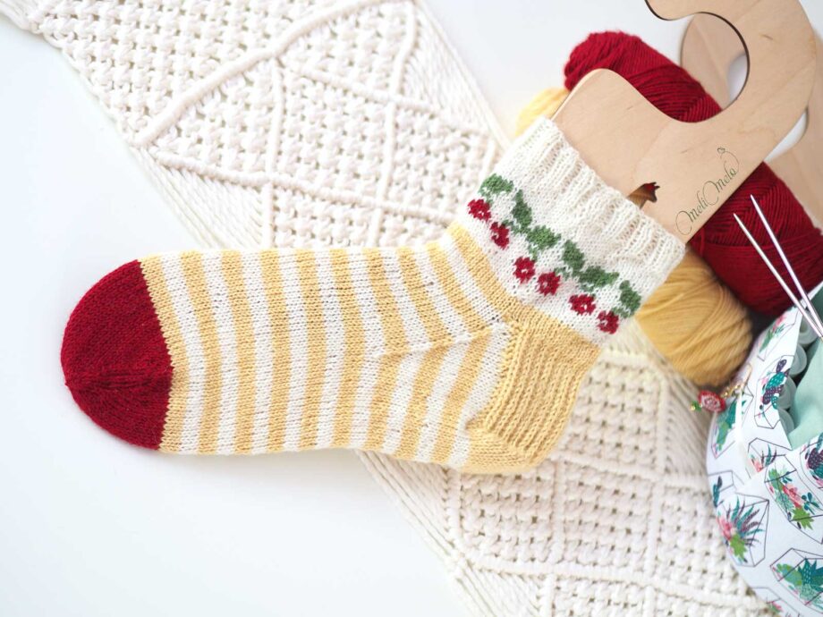 chaussette-tricot-jacquard-cerise-modele-leniddelalinotte-handmade-by-laboutiquedemelimelo