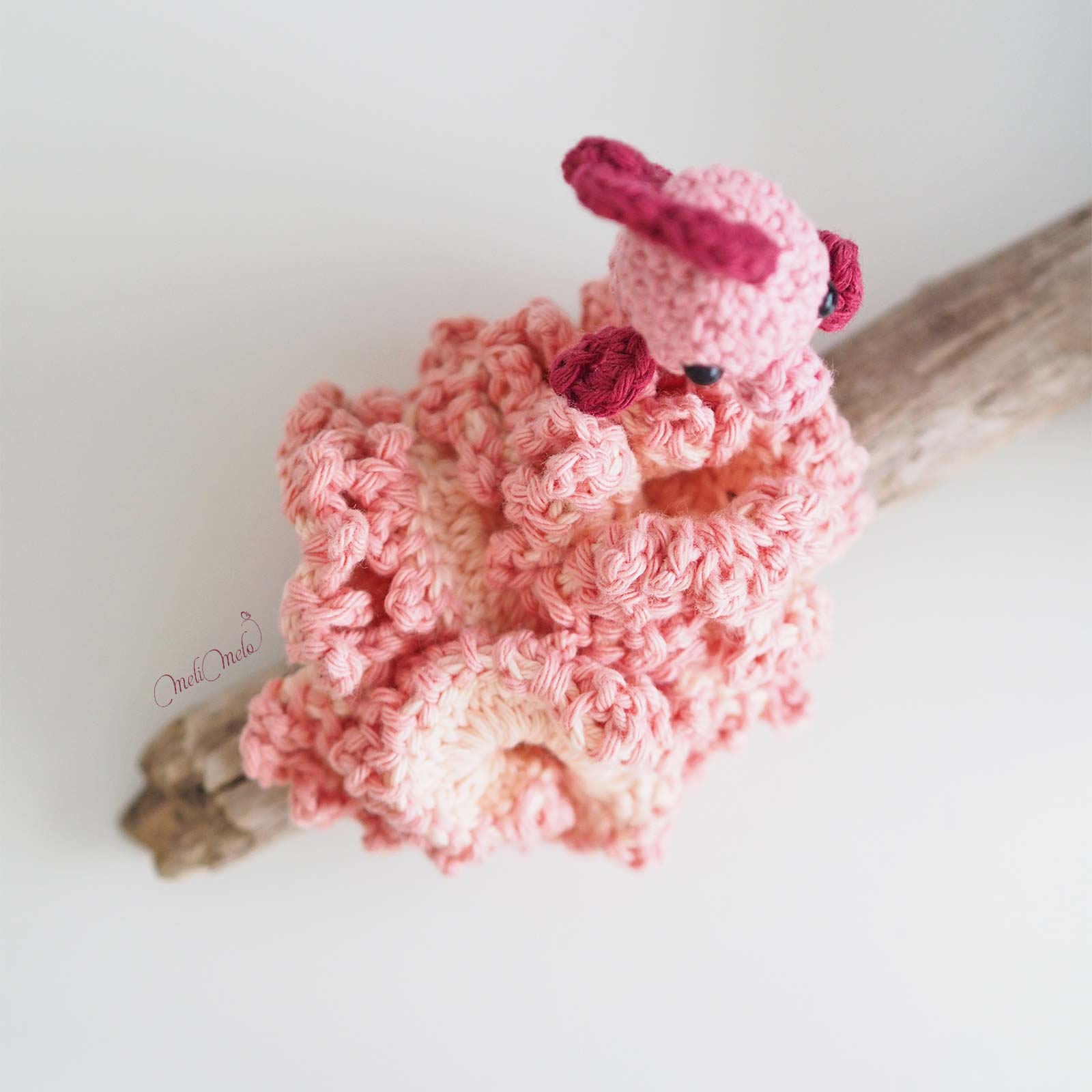 corail-cerveau-rose-labyrinthe-hippocampe-crochet-amigurumi-coton-laboutiquedemelimelo