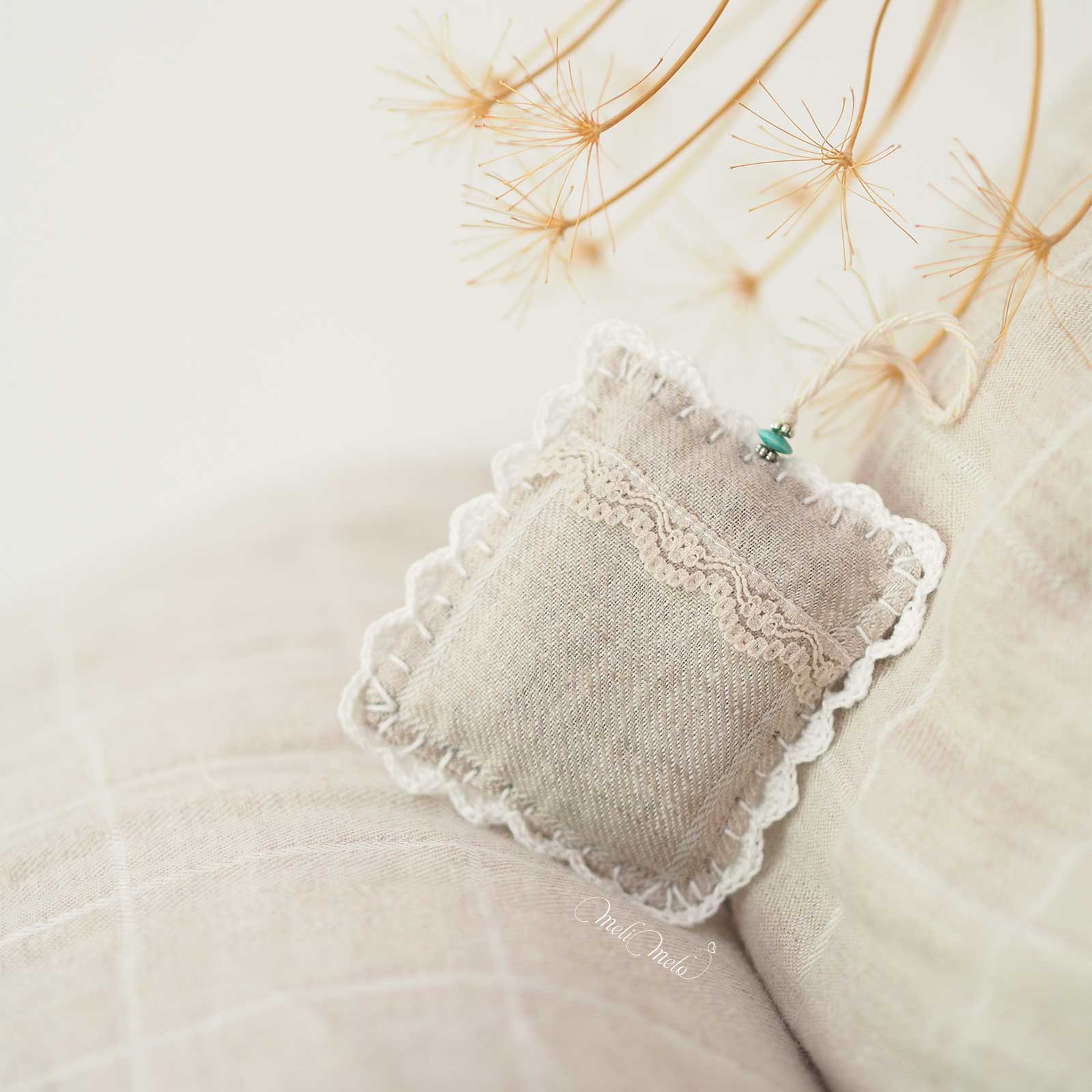 coussin-crochet-lavande-provence-lin-lave-bio-perle-bleu-laboutiquedemelimelo