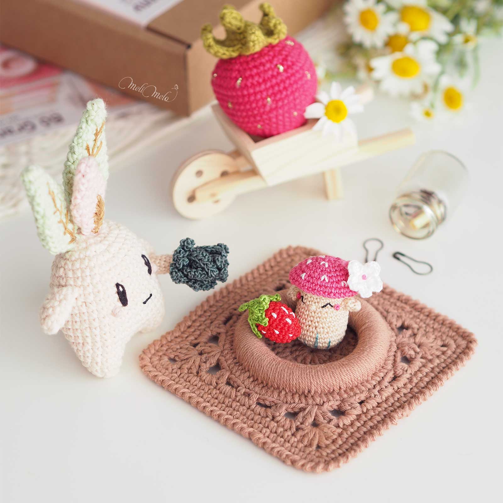 crochet-bo-granny-mandragore-mini-fraise-champignon-jouets-laboutiquedemelimelo