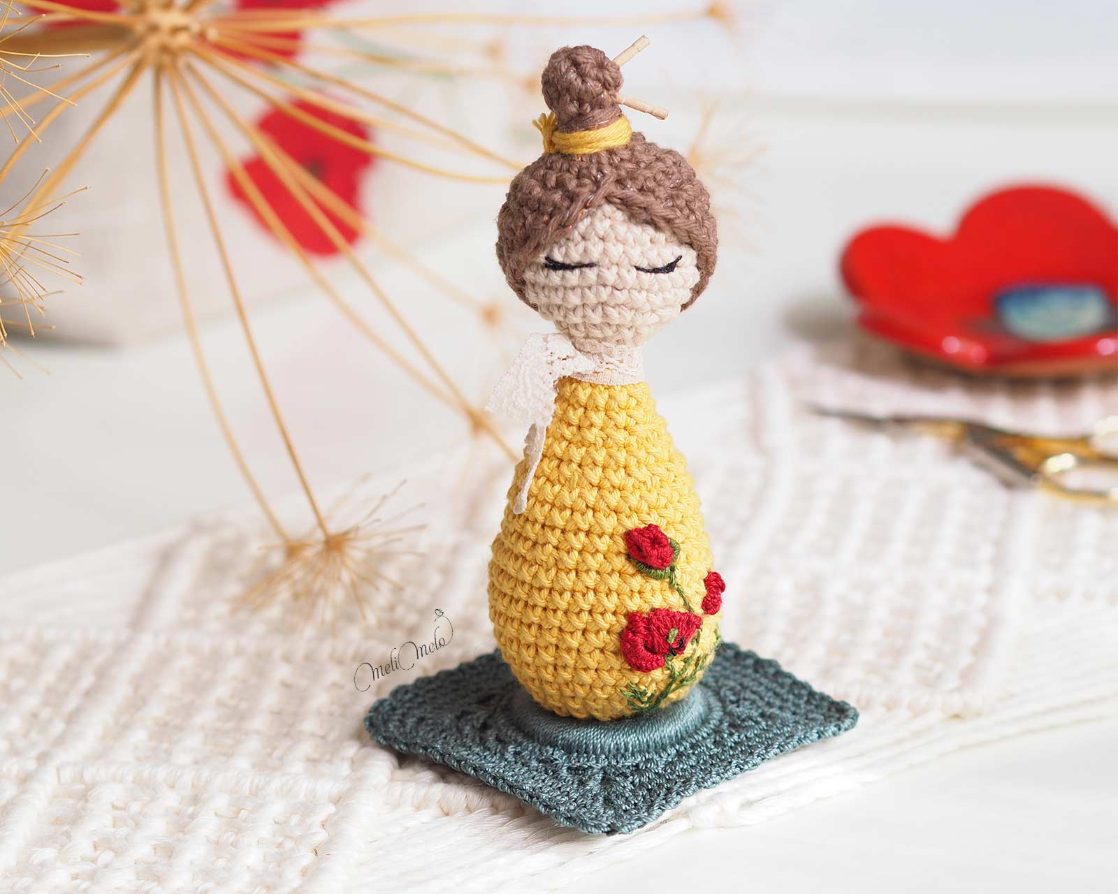 crochet-bo-granny-poupee-kokeshi-coquelicots-soleil-laboutiquedemelimelo