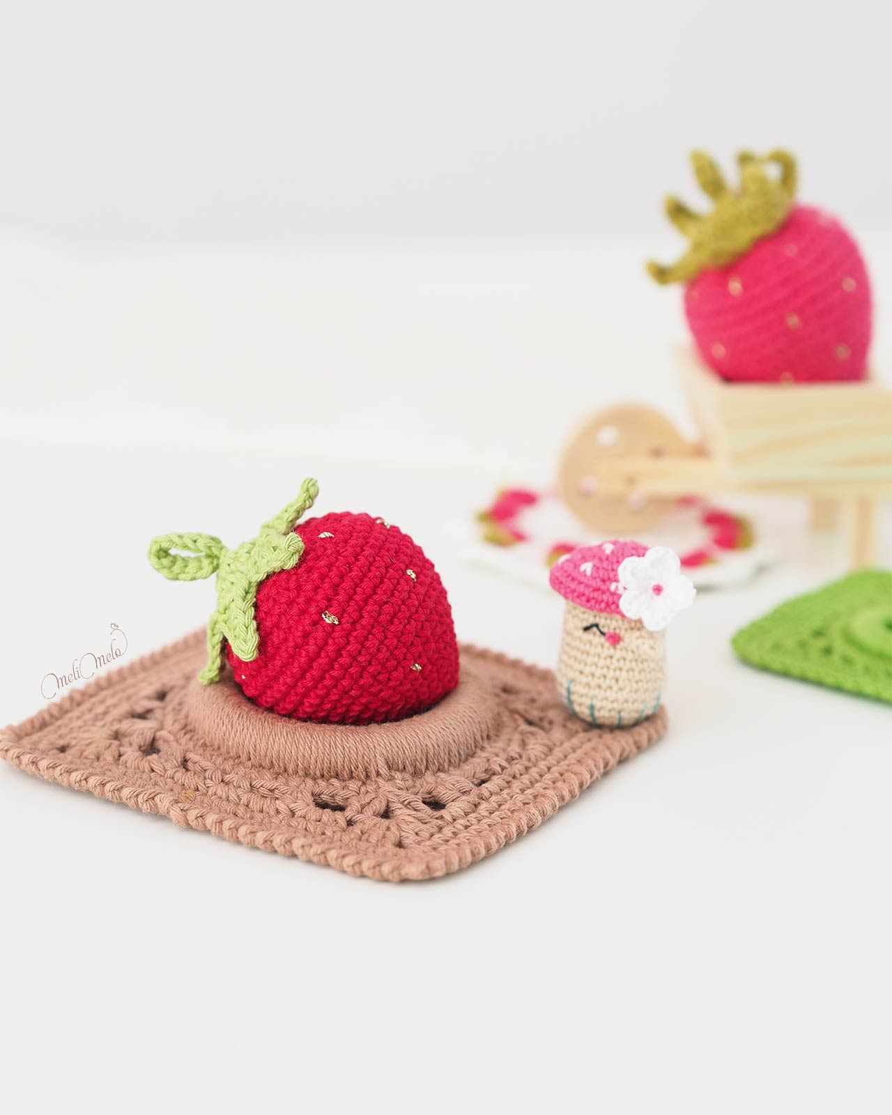 crochet-fraise-bo-granny-nougat-mini-champignon-jouets-laboutiquedemelimelo