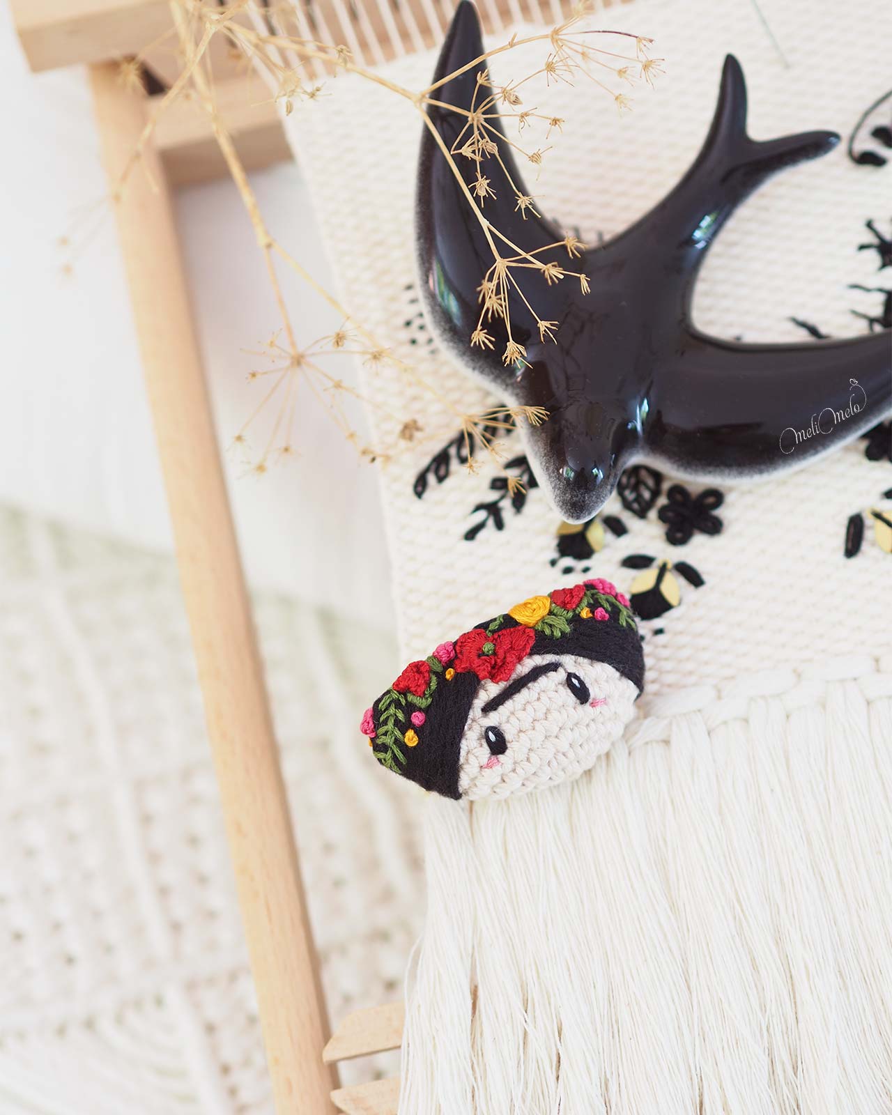 crochet-frida-broche-hirondelle-artisanale-ceramique-fine-laboutiquedemelimelo