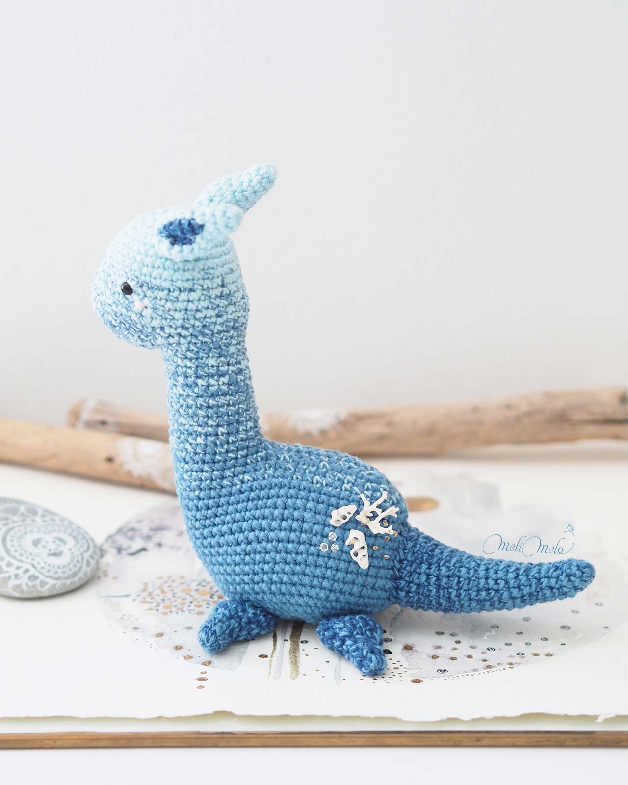 crochet-jouet-adorable-monstre-mizumi-bleu-eau-coqillage-broderie-laboutiquedemelimelo