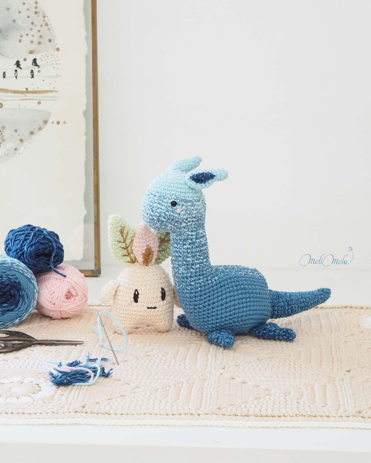 crochet-jouet-mignon-mandragora-monstre-dinosaure-bleu-eau-laboutiquedemelimelo
